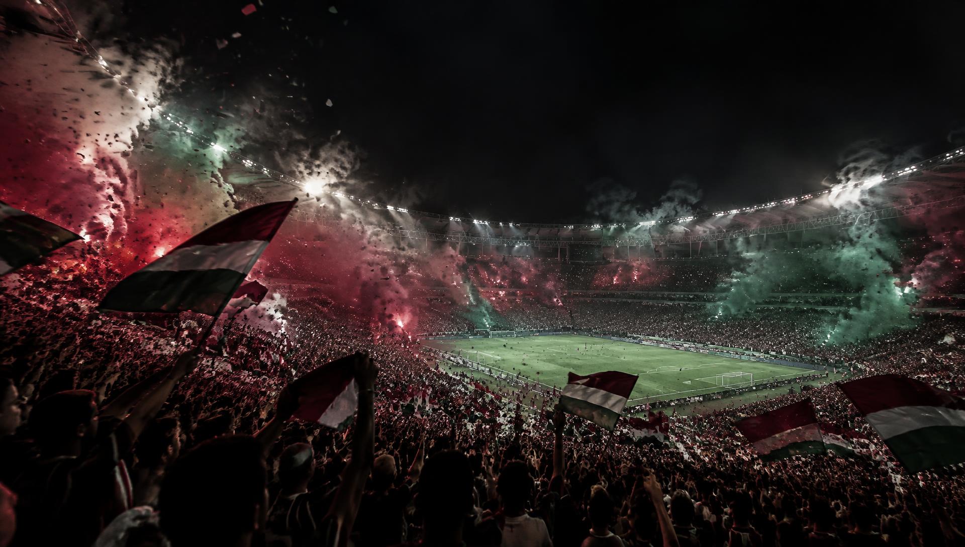 Maracanã lotado com sinalizadores grená e verde